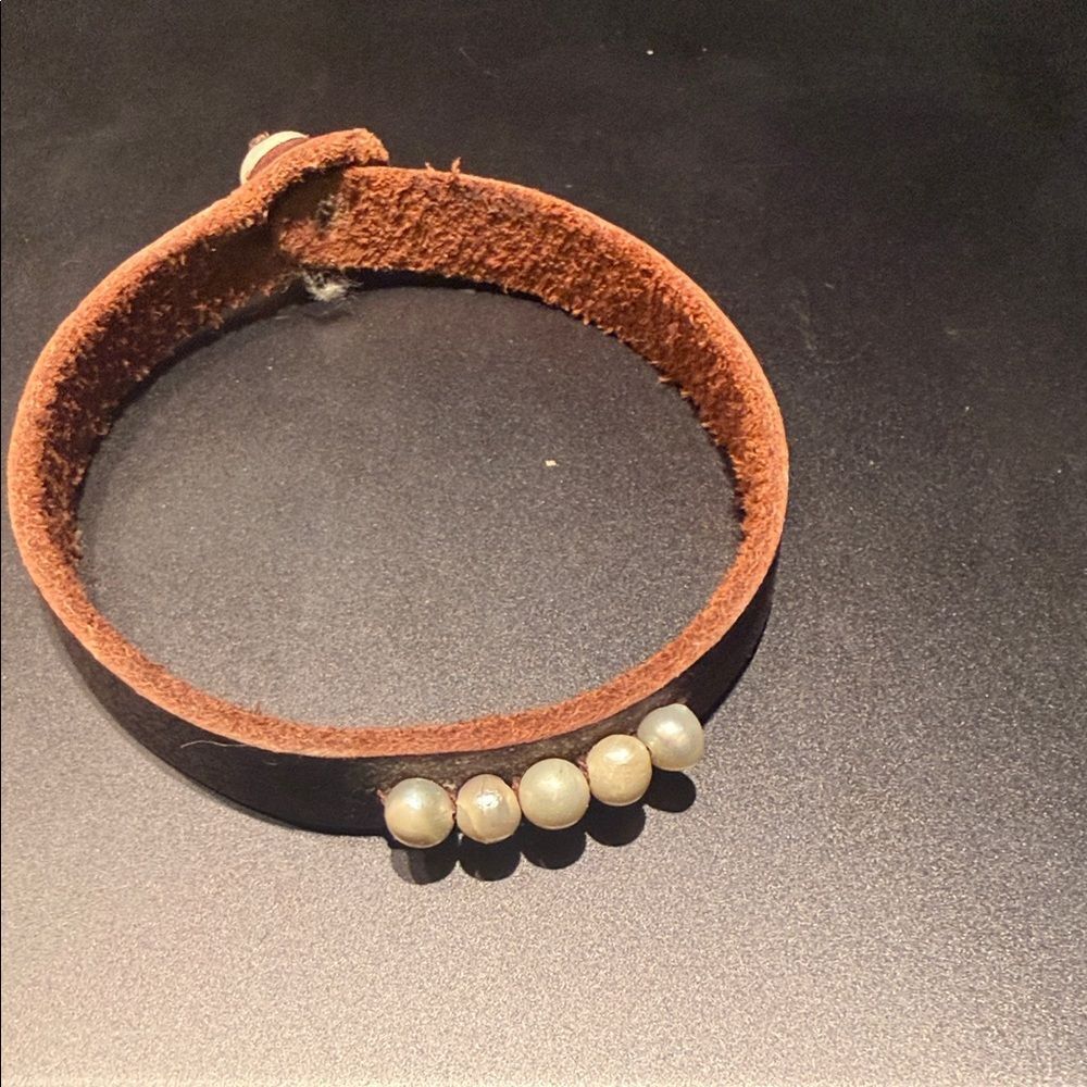 Brown Leather Bracelet with 5 Pearls - Pearl End Closure - BRAND NEW - 8 Inches